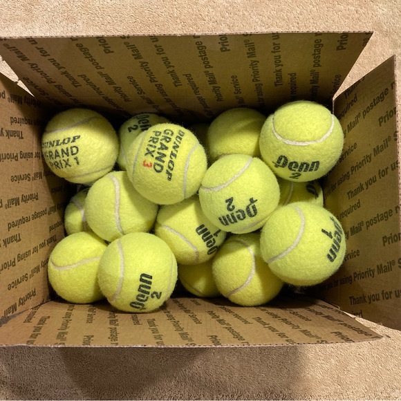 12 INDOOR USED, CLEAN & EXCELLENT TENNIS BALLS ~ Great Dog Toys, Dogs Love Em! - Picture 5 of 5